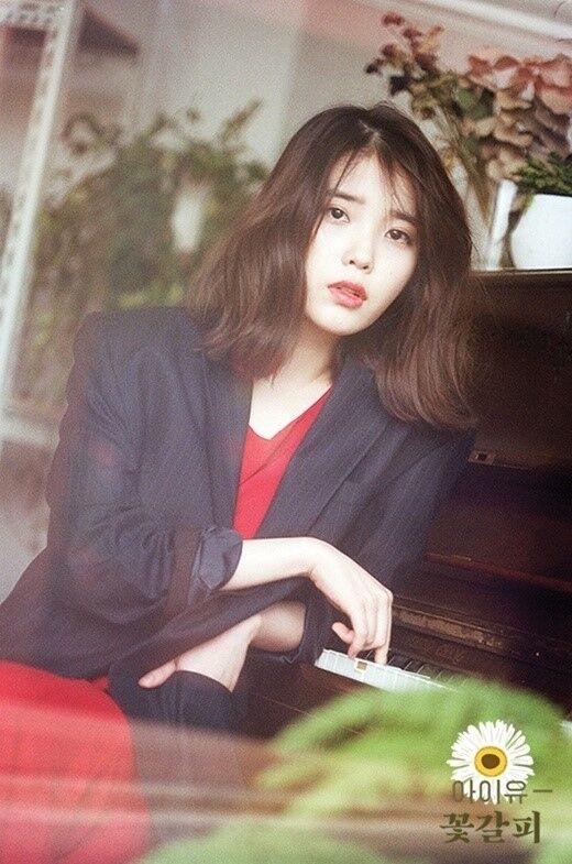가수 겸 배우 아이유 리메이크 앨범 '꽃갈피' 앨범 표지 / 로엔트리