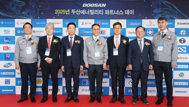 21일 두산에너빌리티 창원 본사에서 진행된 '2025년 두산에너빌리티 파트너스 데이'에서 주요 참석자들이 기념촬영을 하고 있다. (왼쪽부터) 이한희 두산에너빌리티 동반성장·구매 담당, 김동환 앱스필 대표, 정순원 화신볼트산업 대표, 정연인 두산에너빌리티 부회장, 이달곤 동반성장위원회 위원장, 노충식 경남창조경제혁신센터 대표이사, 김동철 두산에너빌리티 관리부문장. /두사에너빌리티