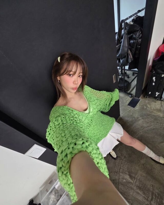 르세라핌 김채원이 형광색 니트로 파격적인 스타일링을 완벽소화했다. / 김채원 인스타그램 캡처