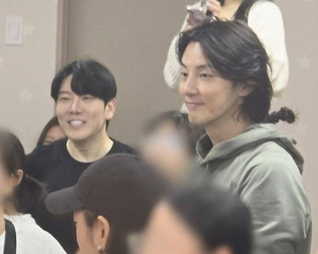 윤시윤이 남몰래 봉사활동을 한 사실이 알려져 화제다. / 온라인 커뮤니티 캡처