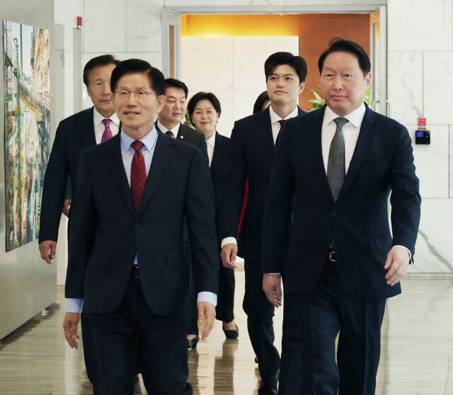 김문수 국민의힘 대선후보 경제5단체 간담회: 김문수 국민의힘 대선후보(왼쪽)와 최태원 대한상의 회장(오른쪽)이 간담회장으로 이동하고 있다./대한상의