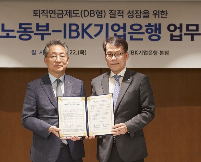 김성태 IBK기업은행장(오른쪽)과 김민석 고용노동부 차관(왼쪽)./IBK기업은행
