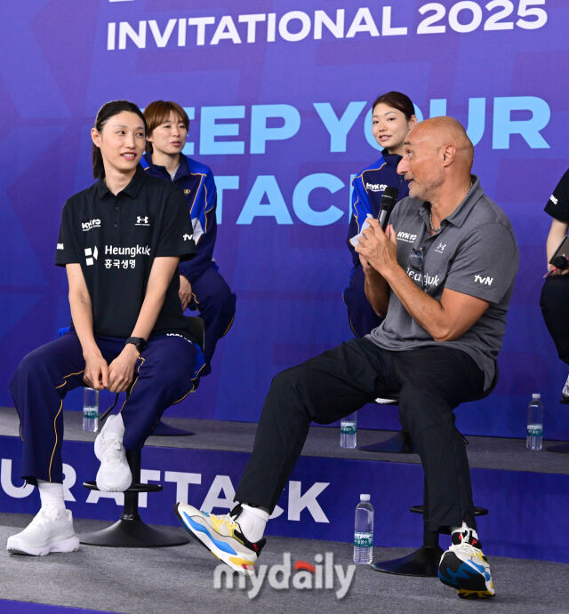 김연경과 아본단자 감독이 KYK 인비테이셔널 미디어데이에서 이야기를 나누고 있다 / 인천 = 유진형 기자 zolong@mydaily.co.kr