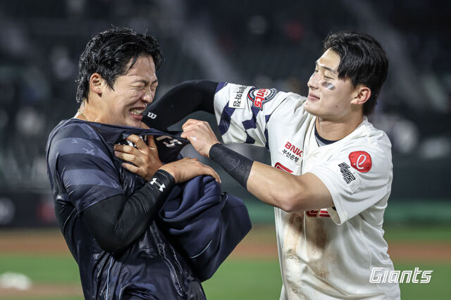 데뷔 첫 선발승을 거둔 뒤 동료들에게 격한 축하를 받고 있는 롯데 자이언츠 이민석./롯데 자이언츠
