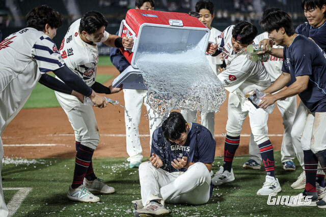 데뷔 첫 선발승을 거둔 뒤 동료들에게 격한 축하를 받고 있는 롯데 자이언츠 이민석./롯데 자이언츠