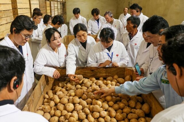 청년농부들이 농심 아산공장 감자스낵 생산현장을 견학하고 있다. /농심