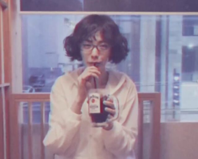 나나가 제로 콜라를 마시고 있다. / 나나 소셜미디어 캡처