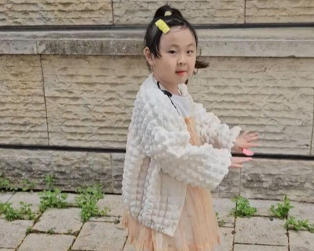 송이가 박자에 맞춰 정확한 안무를 구사해 눈길을 끌고 있다. / 별 소셜미디어 캡처