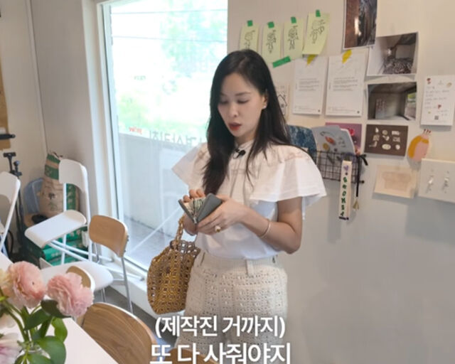 고소영이 식료품 매장에서 제작진들 것까지 사줘 눈길을 끌었다. / 유튜브 '바로 그 고소영' 캡처
