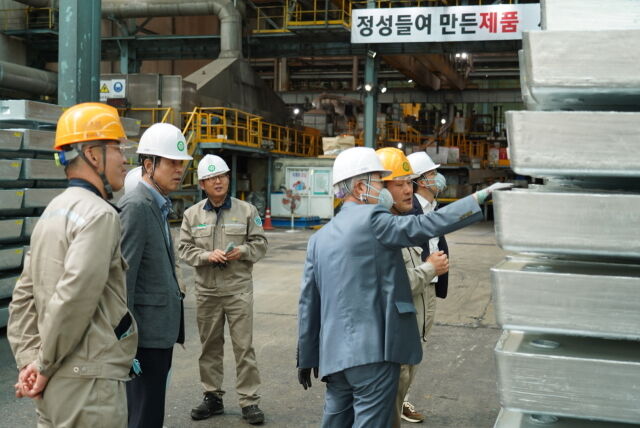 지난 22일 영풍 사외이사들이 봉화군 석포제련소 주조공장에서 아연괴 제품을 살펴보고 있다. /영풍