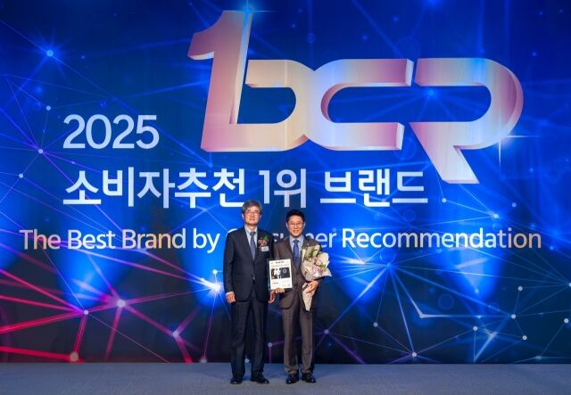 김기태 보람상조 대표(오른쪽)가 소비자추천 1위 브랜드 시상식에서 기념촬영을 하고 있다./보람그룹