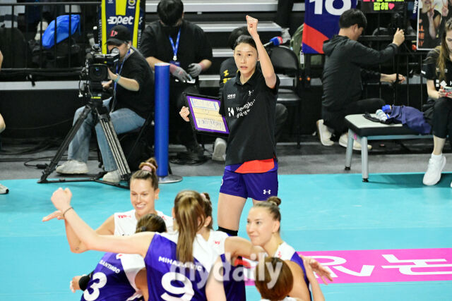 'KYK 인비테이셔널 2025' 팀 스타-팀 월드의 경기에서 김연경 감독이 환호하고 있다.