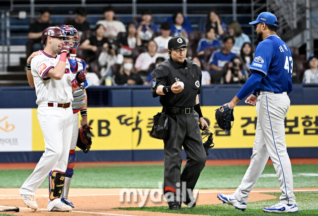 사구 던지고 타석까지 내려온 레예스