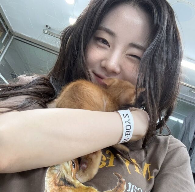 배우 신시아가 우연히 만난 고양이와 함께 찍은 사진을 공개했다. / 신시아 인스타그램 캡처