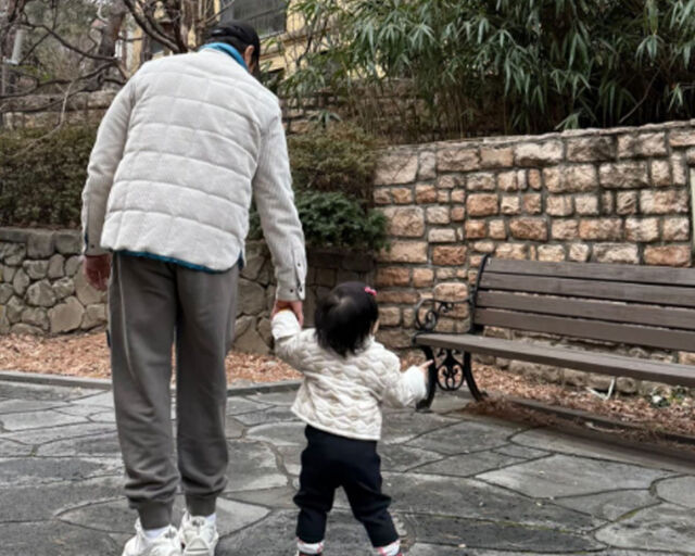 이병헌이 딸과 함께 행복한 시간을 보내고 있다. / 이민정 소셜미디어 캡처