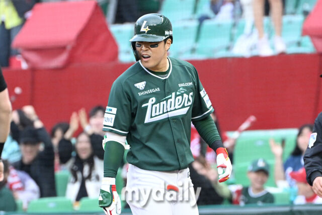 24일 인천 SSG랜더스필드에서 열린 '2025 신한 SOL BANK KBO리그' LG 트윈스와 SSG랜더스 경기.<br><br>SSG 한유섬이 3회말 1사 2루에 1타점 역전 적시타를 친 뒤 기뻐하고 있다./인천=한혁승 기자
