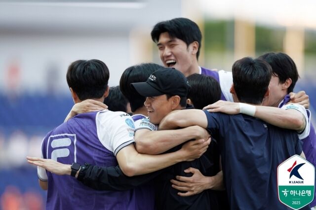 강원FC 정경호 감독이 선수들과 기쁨을 나누고 있다./한국프로축구연맹