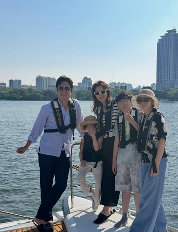 정준호‧이하정 부부가 가족들과 함께 요트를 빌려 한강 나들이에 나섰다. /이하정 인스타그램