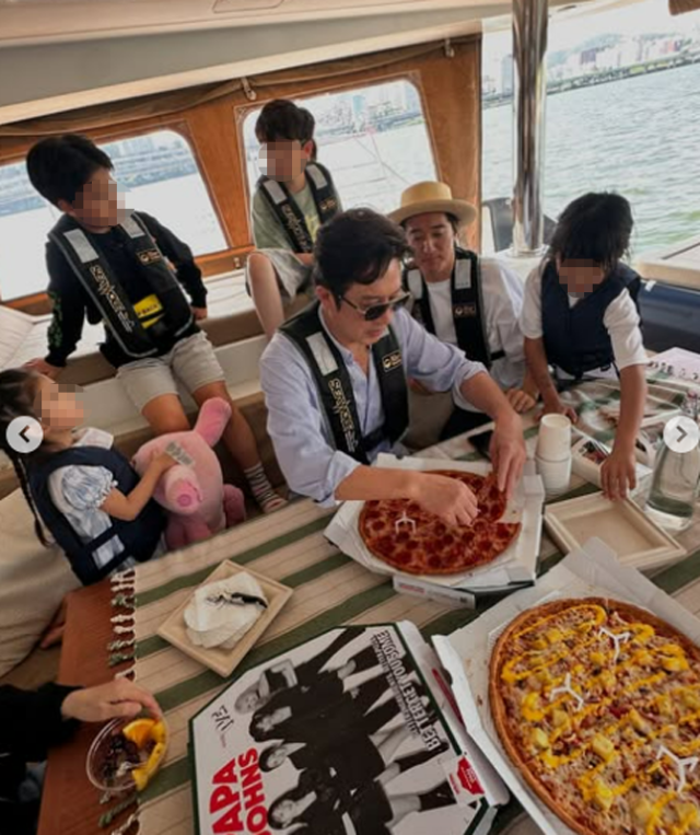 배우 정준호가 배우 신현준과 함께 가족들과 피자를 나눠 먹으며 정겨운 시간을 보내고 있다./이하정 인스타그램
