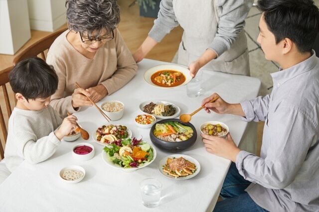  현대그린푸드 그리팅 메디푸드를 활용해 식사를 하는 모습. /현대백화점그룹