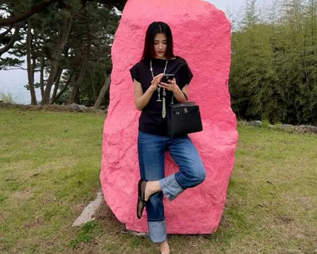 박하선은 평소 SNS에 장난스러운 포즈를 많이 보여주고 있다. / 박하선 소셜미디어 캡처