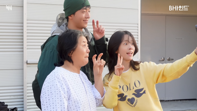 배우 남주혁이 이정은과 한지민과 함께 셀카를 찍고 있다. / 유튜브 채널 