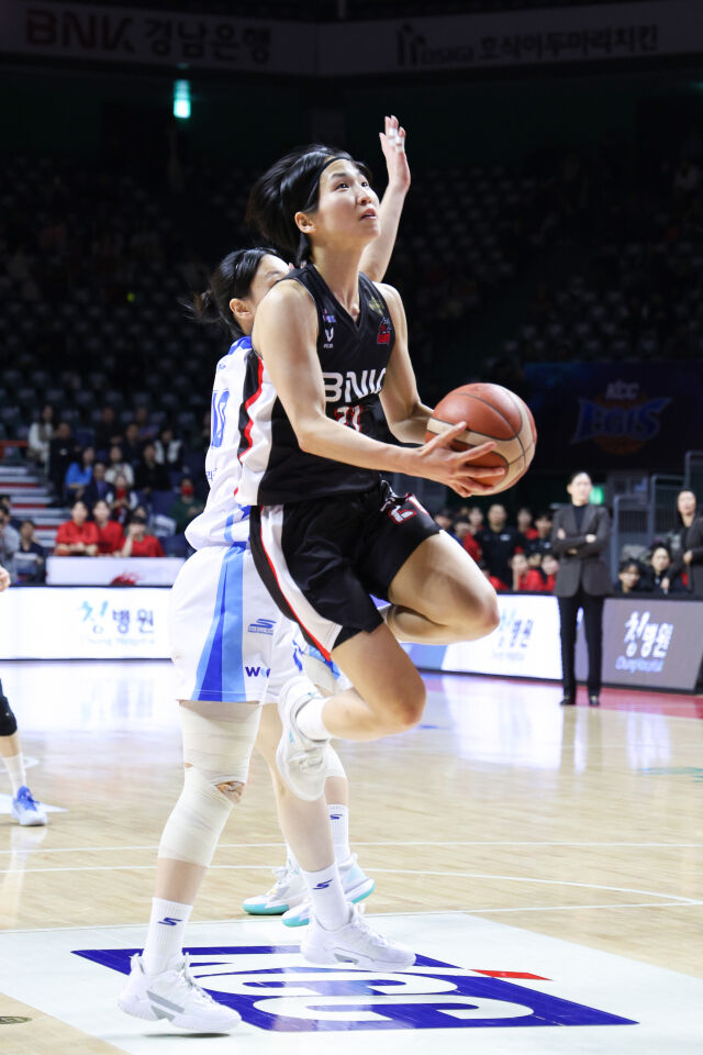 BNK 썸 시절 이이지마 사키./WKBL