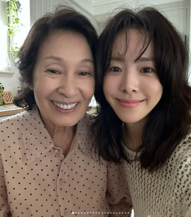 김혜자, 한지민./소셜미디어