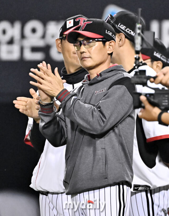 27일 오후 서울 잠실야구장에서 진행된 '2025 프로야구 KBO리그' LG트윈스와 한화이글스의 경기.<br><br>LG 염경엽 감독이 2-1로 승리한 뒤 박수를 치고 있다./잠실=송일섭 기자