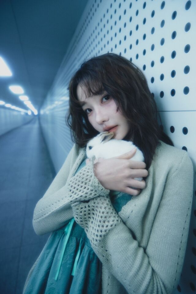 그룹 QWER 멤버 마젠타 미니 3집 콘셉트 포토 / 타마고 프로덕션