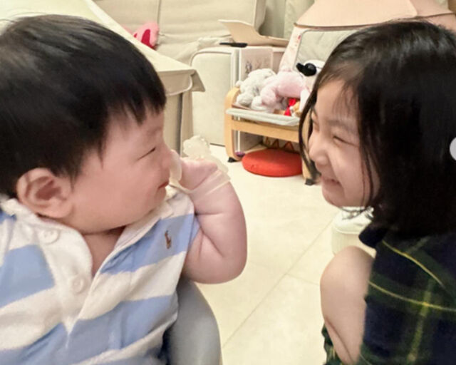 이다은의 첫째 딸이 동생과 마주보고 앉아 행복한 미소를 짓고 있다. / 이다은 소셜미디어 캡처
