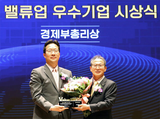 27일 서울 여의도 한국거래소에서 열린 밸류업 우수기업 시상식에서 양종희 KB금융그룹 회장(오른쪽)과 윤인대 기획재정부 차관보가 기념 촬영을 하고 있다./KB금융