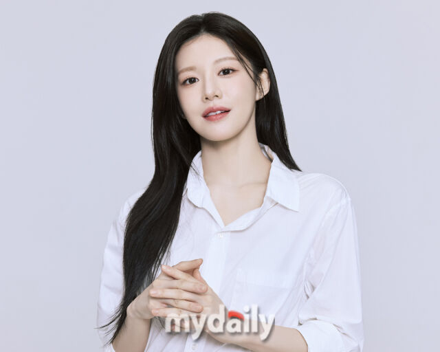 고윤정이 함께 촬영한 배우 뿐 아니라 스태프들까지 챙겨 화제다. / 마이데일리 DB