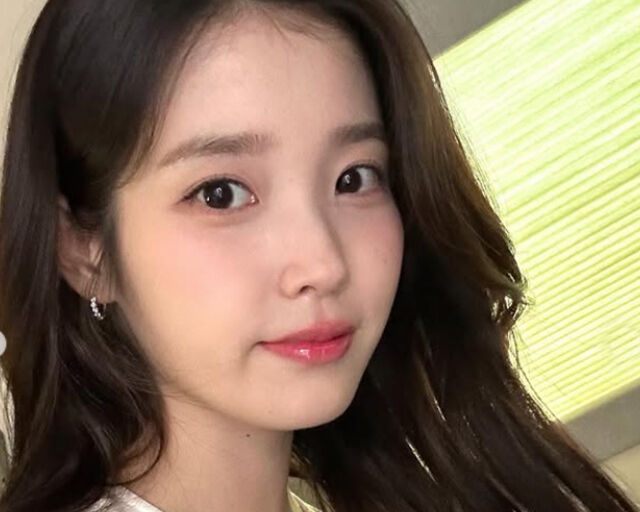 아이유가 조세호의 이야기를 듣고 눈물을 닦았다. / 아이유 소셜미디어 캡처