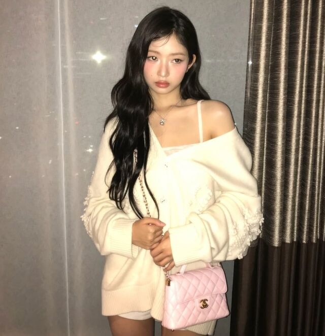 아이브 레이가 러블리한 코디를 선보였다. / 레이 인스타그램 캡처