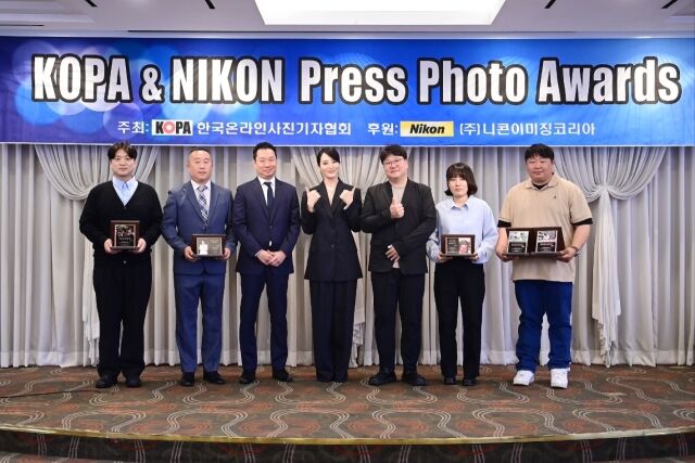 스포츠투데이 팽현준 기자, 마이데일리 곽경훈 기자, 니콘이미징코리아 대표이사 정해환, 배우 김혜수, 한국온라인사진기자협회 회장 송일섭, 스포티비뉴스 곽혜미 기자, 엑스포츠뉴스 김한준 기자(왼쪽부터)./한국온라인사진기자협