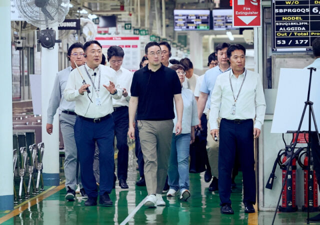 구광모 LG그룹 회장이 5월 인도 뉴델리에 위치한 LG전자 노이다 생산공장을 찾아 생산라인을 점검했다. / LG