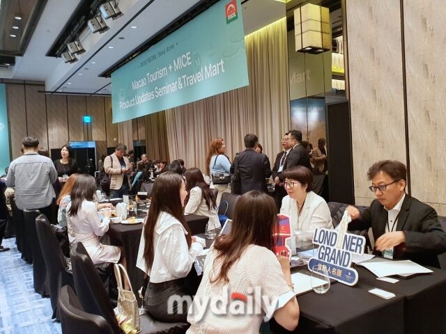 마카오 대표단과 국내 여행업계 관계자들이 트래블마트에서 비즈니스 미팅을 하고 있다. /방금숙 기자