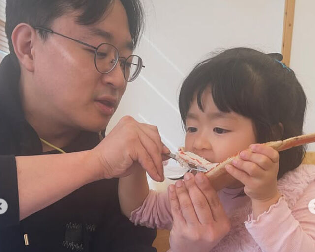 이윤지의 남편이 딸과 행복한 시간을 보내고 있다. / 이윤지 소셜미디어 캡처