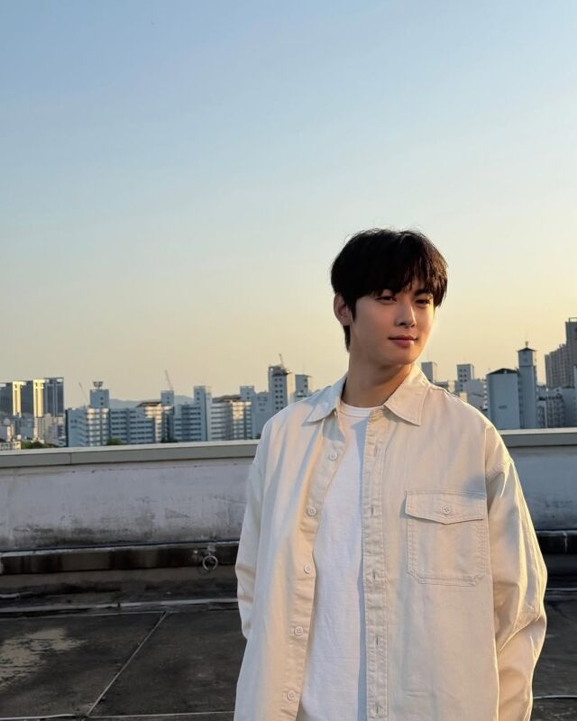 차은우가 노을지는 옥상에서 아련한 눈빛을 뽐냈다. / 차은우 인스타그램 캡처
