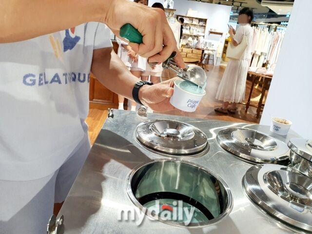 '어른들의 디저트'라는 젤라또피케 콘셉트에 맞춰 구매 고객 전원에게 젤라또를 증정한다. /방금숙 기자
