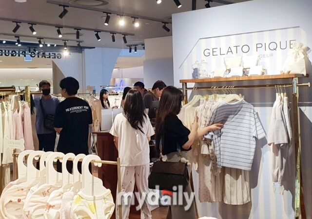 성인 라운지웨어부터 키즈, 반려동물 용품까지 다양한 아이템을 만나볼 수 있다. /방금숙 기자