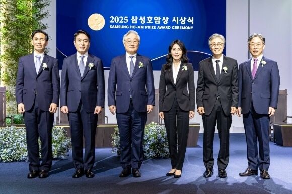 삼성호암상 수상자들이 30일 서울 중구 서울신라호텔 다이너스티홀에서 열린 