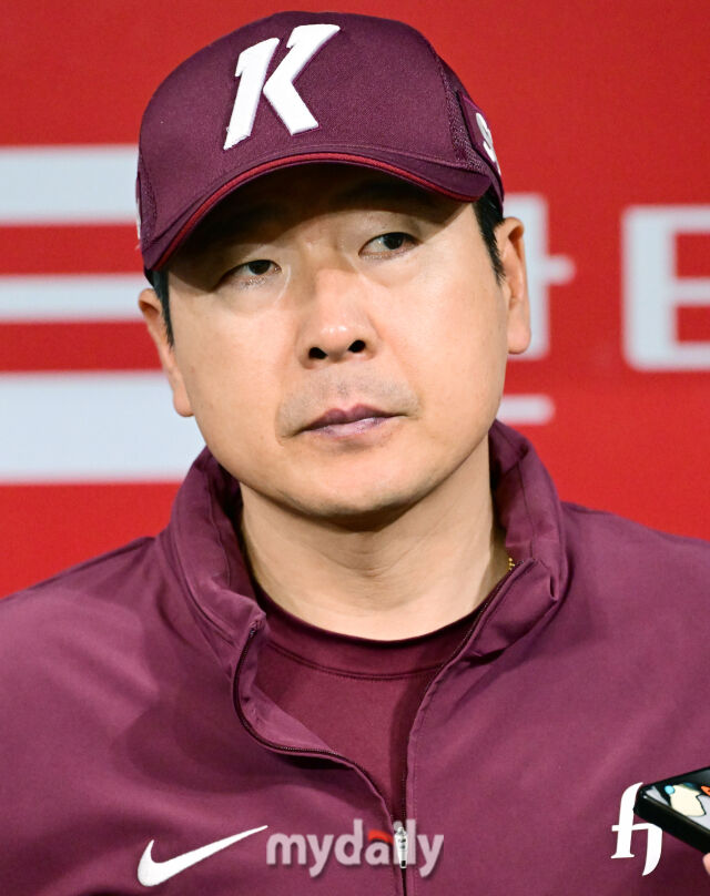 1일 오후 서울 고척스카이돔에서 진행된 '2025 프로야구 KBO리그' 두산-키움의 경기. 경기 전 키움 홍원기 감독이 취재진과 인터뷰를 하고 있다./고척 = 곽경훈 기자