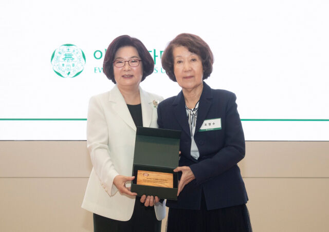 조영수 한세예스24문화재단 명예이사장(오른쪽)이 이화여대 창립 139주년 기념 오찬 행사서 감사패를 받았다. /이화여자대학교