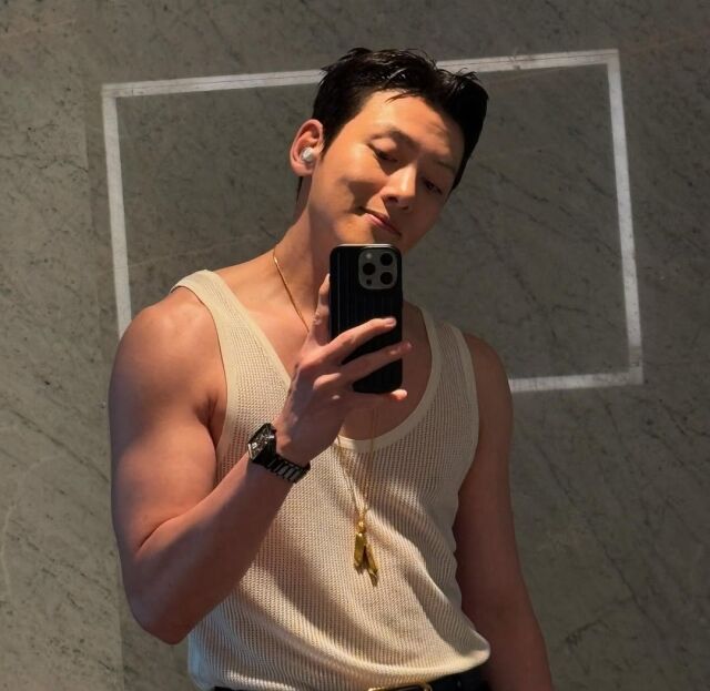 배우 지창욱이 태평양 같은 어깨를 뽐냈다. / 지창욱 인스타그램 캡처