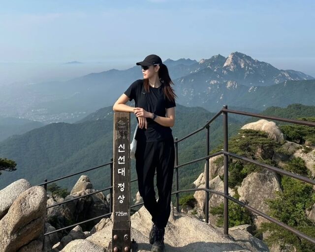 모델 한혜진이 산 정상에서 모델 포스를 뽐냈다. / 한혜진 인스타그램 캡처