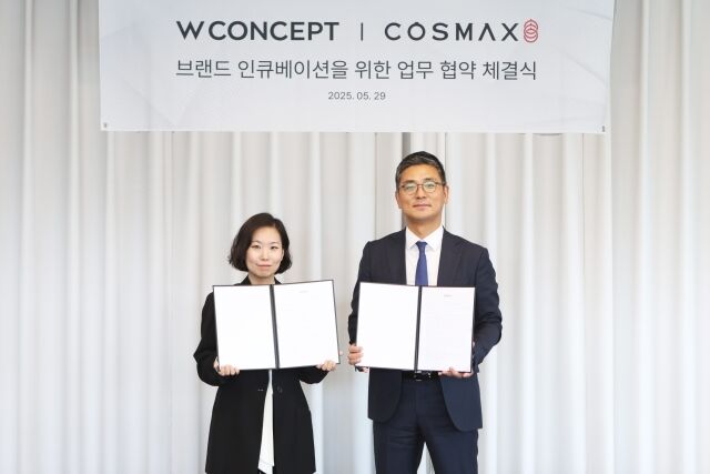 지난 29일 경기도 성남시 판교 코스맥스 본사에서 열린 업무협약식에서 안지수 W컨셉 상품기획담당(왼쪽)과 최재우 코스맥스 국내마케팅본부 부문장이 기념사진을 촬영하고 있다. /W컨셉