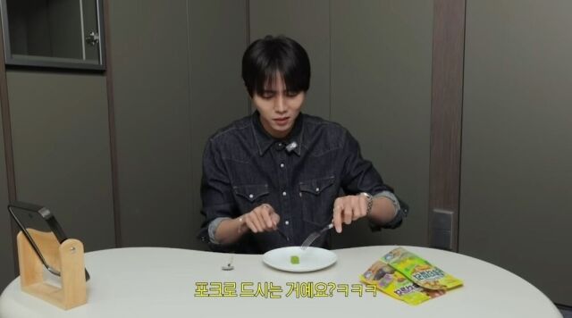 모델 주우재가 젤리를 포크와 나이프로 썰고 있다./'오늘의 주우재' 유튜브 캡처