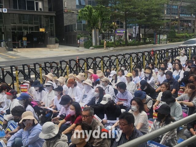 2일 오후 동양·ABL생명 노조 조합원들이 우리은행 본점 앞에서 